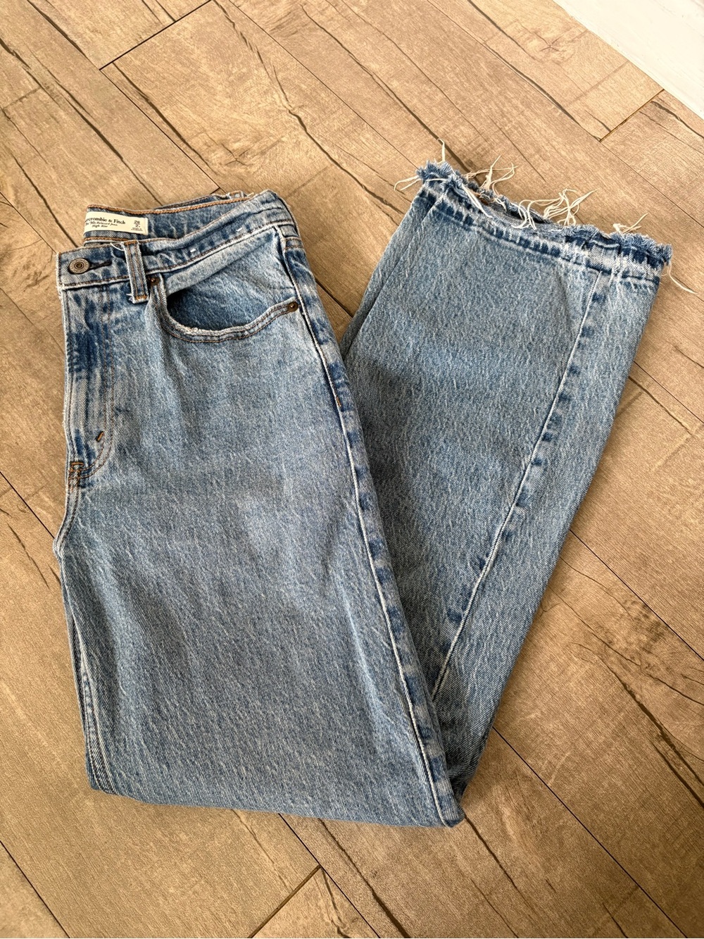 Abercrombie & Fitch Light Wash Straight-Leg Jeans with Frayed Hem